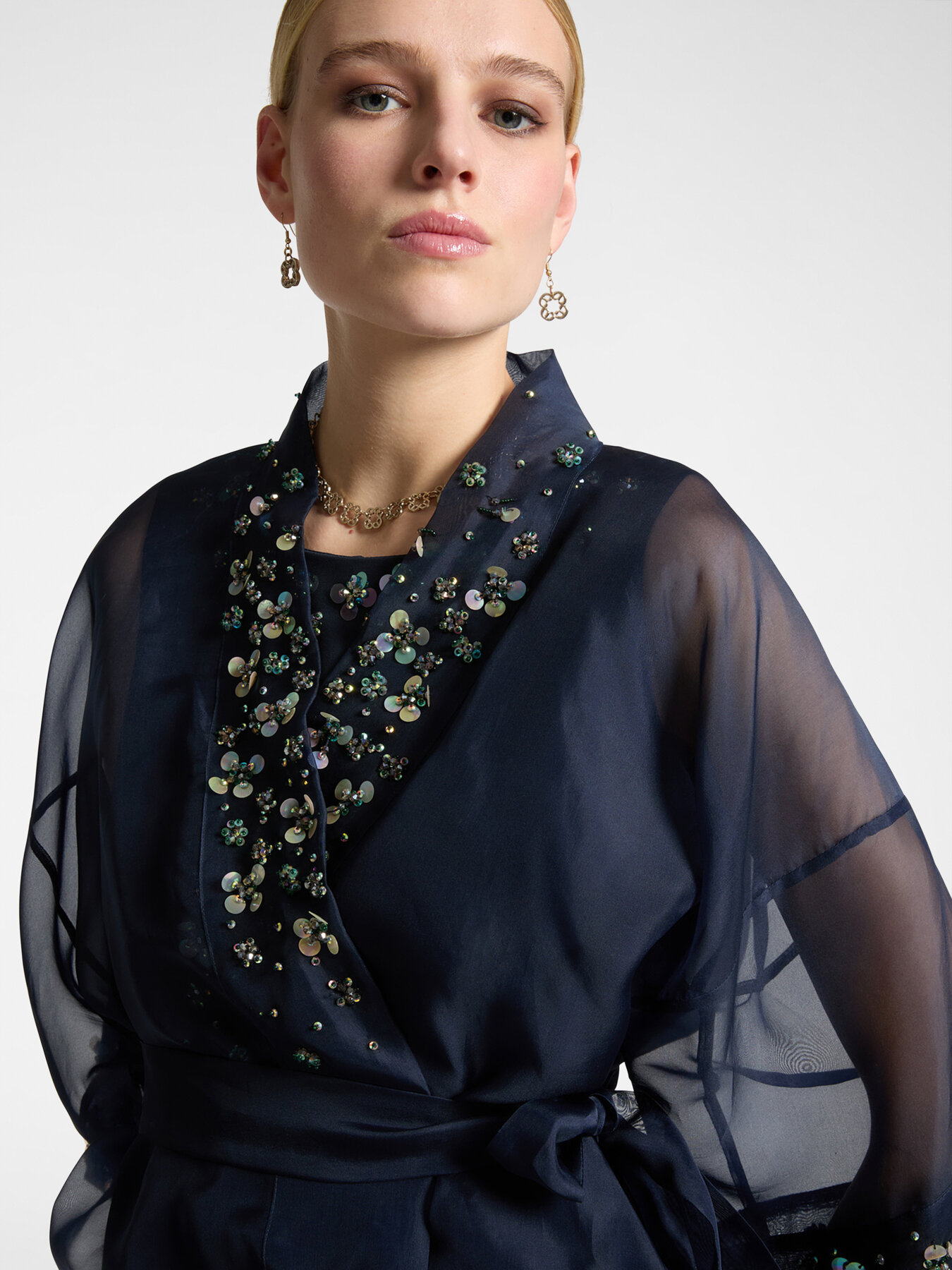 Veste élégante en organza de soie brodée image number 3