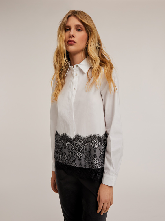 Camicia serafino con banda in pizzo