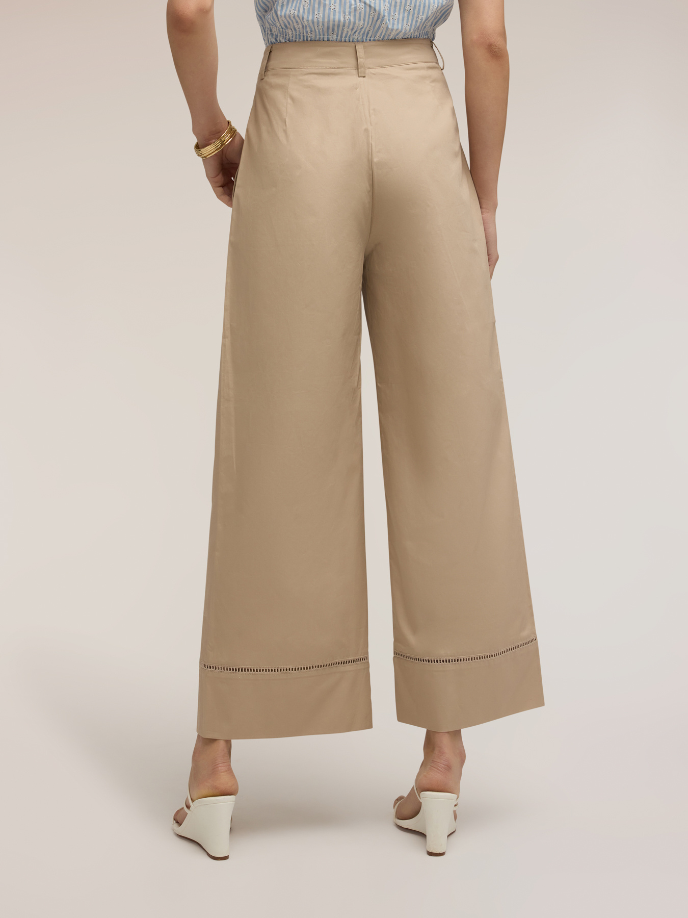 Pantalon large avec d&eacute;tail ajour&eacute; image number 1