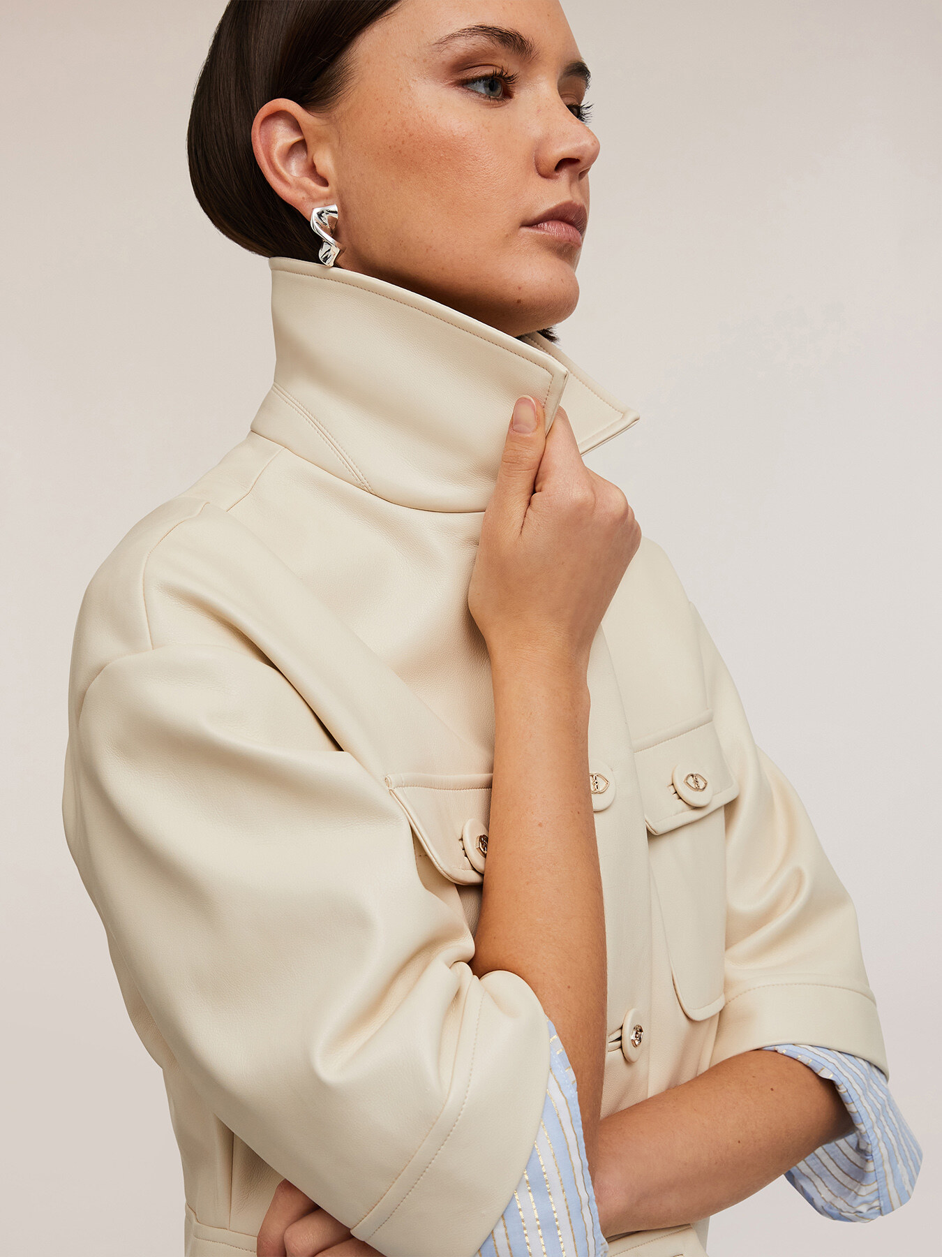 Veste cropped avec col en tissu enduit image number 3