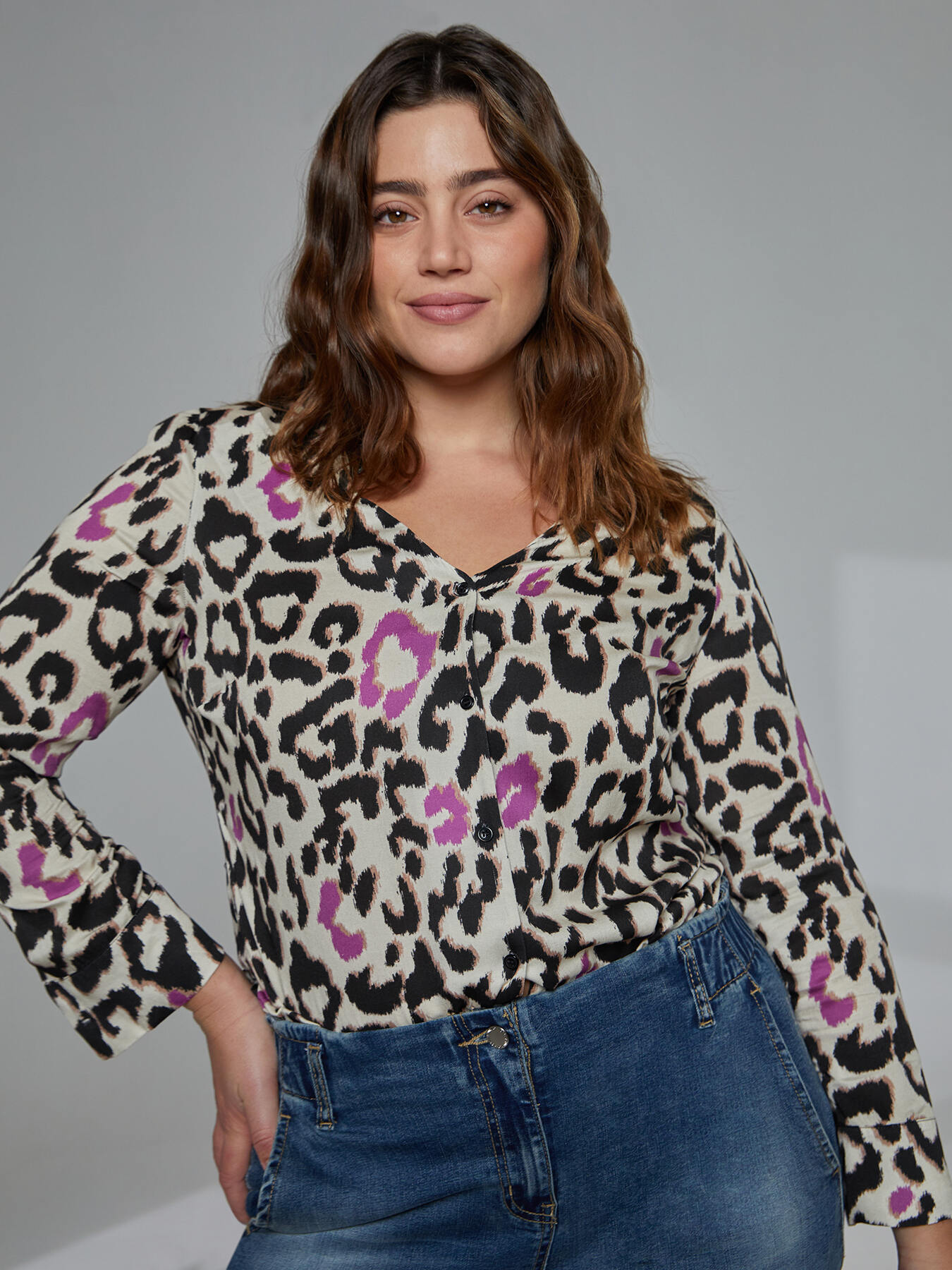 Hemdbluse mit Leopardenmuster und V-Ausschnitt image number 0