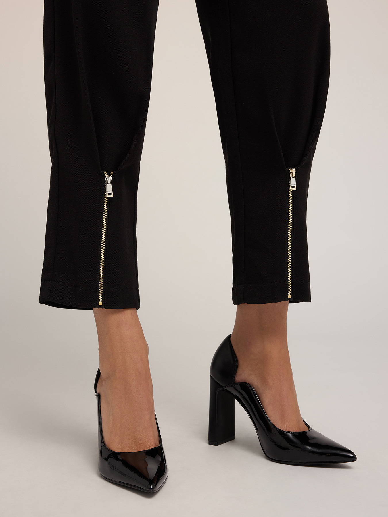 Pantaloni carrot con zip al fondo image number 3