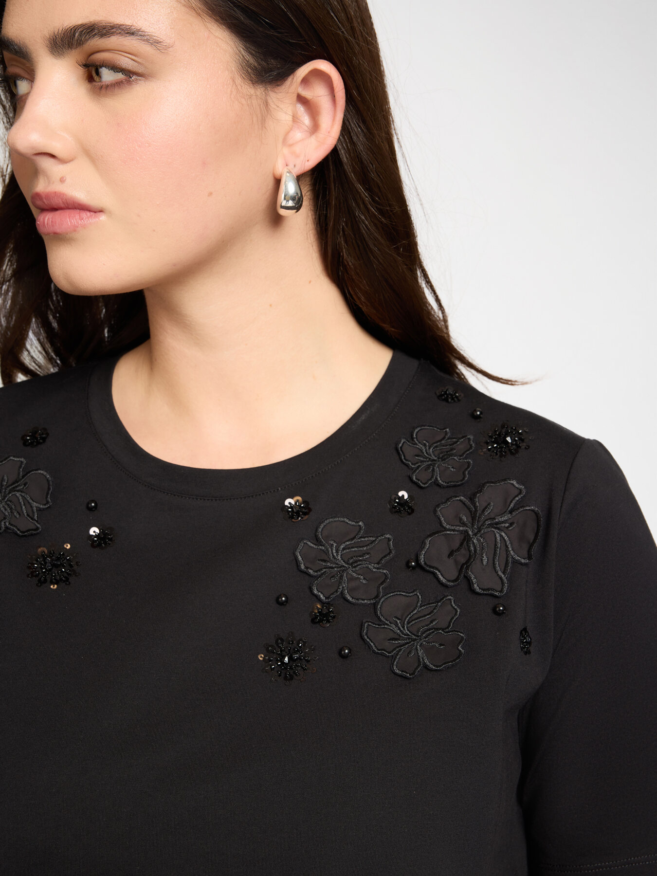 T-shirt in cotone con applicazioni floreali image number 3