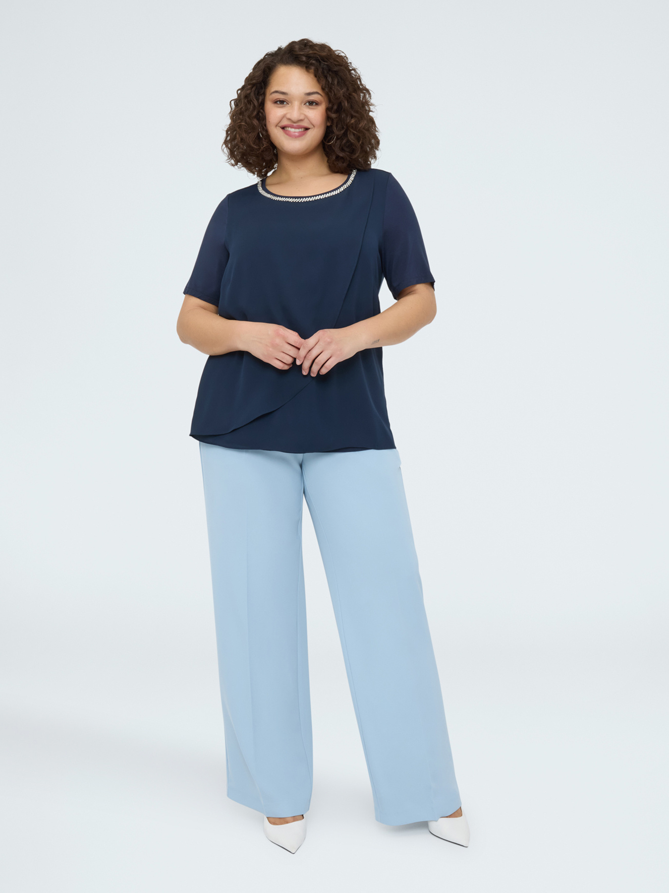 T-shirt con dettaglio sullo scollo image number 2