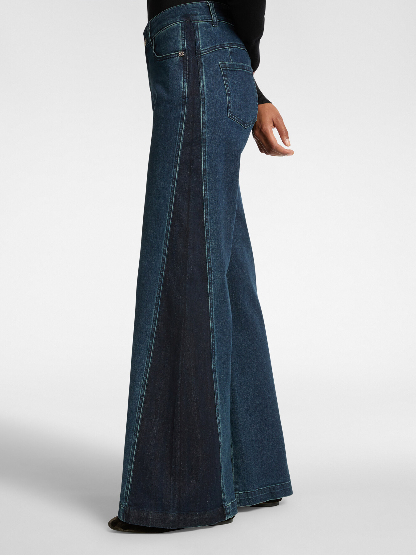 Jeans flare con inserti laterali image number 3