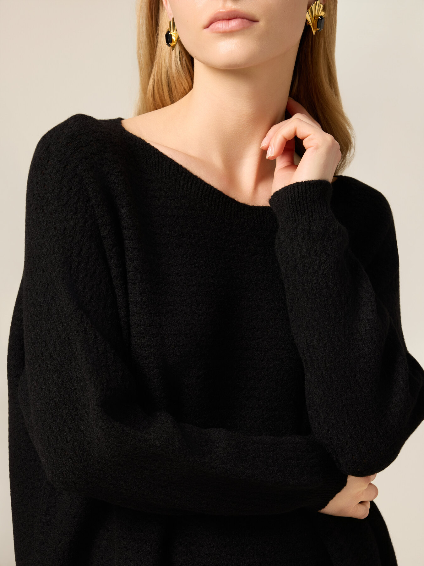 Viscose blend knit with openwork processing image number 2