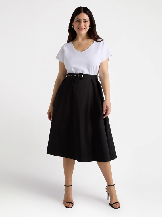 Schwarz-weißes Kleid aus zwei Materialien