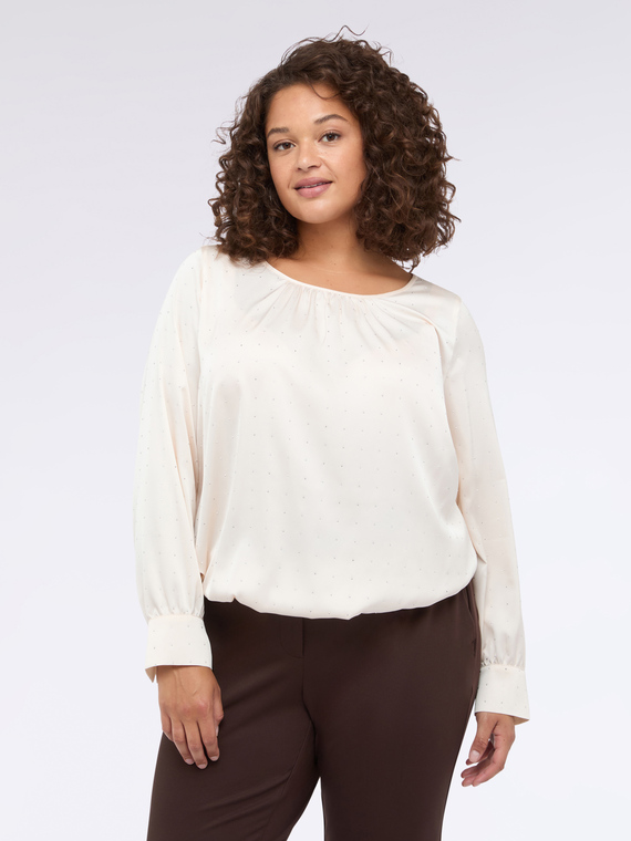 Satinbluse mit funkelnden Glitzersteinen besetzt