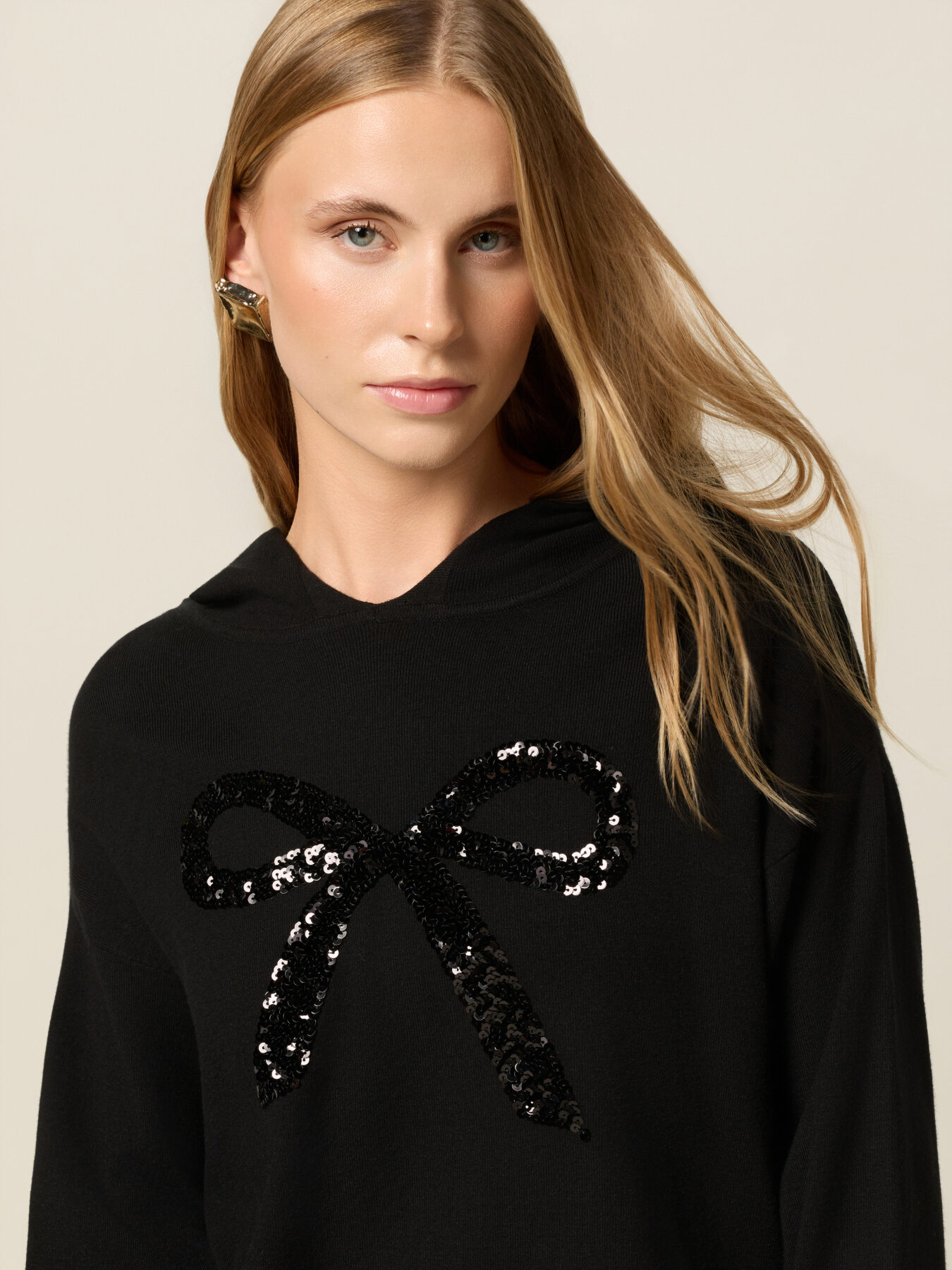 Maglia con cappuccio e paillettes image number 2