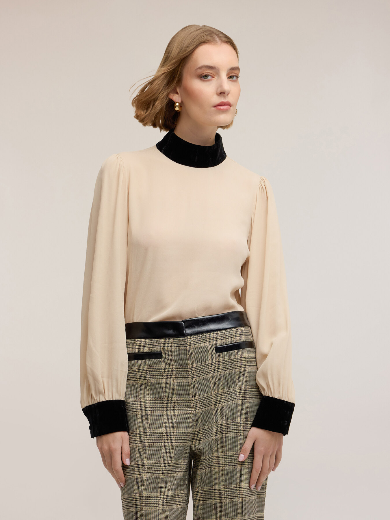 Cr&ecirc;pe blouse with velvet details image number 0