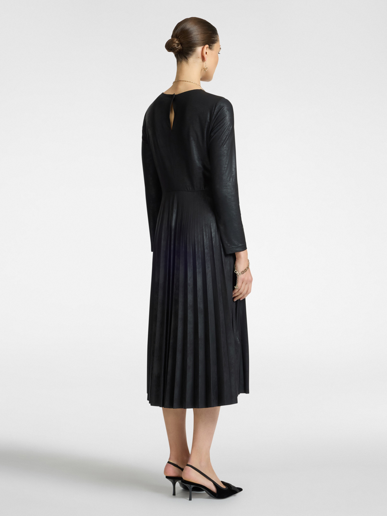 I live with a pleated skirt image number 1