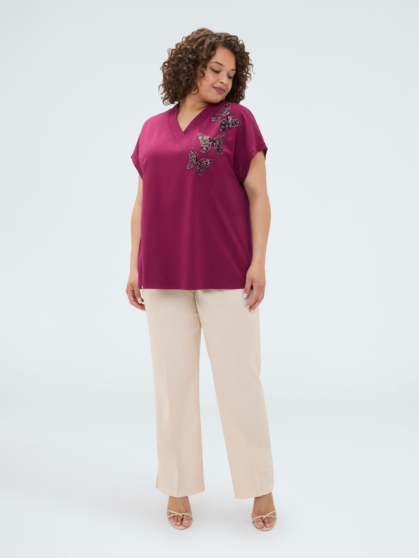 Zweifarbiges T-Shirt mit Schmetterlingen aus Pailletten image number 2