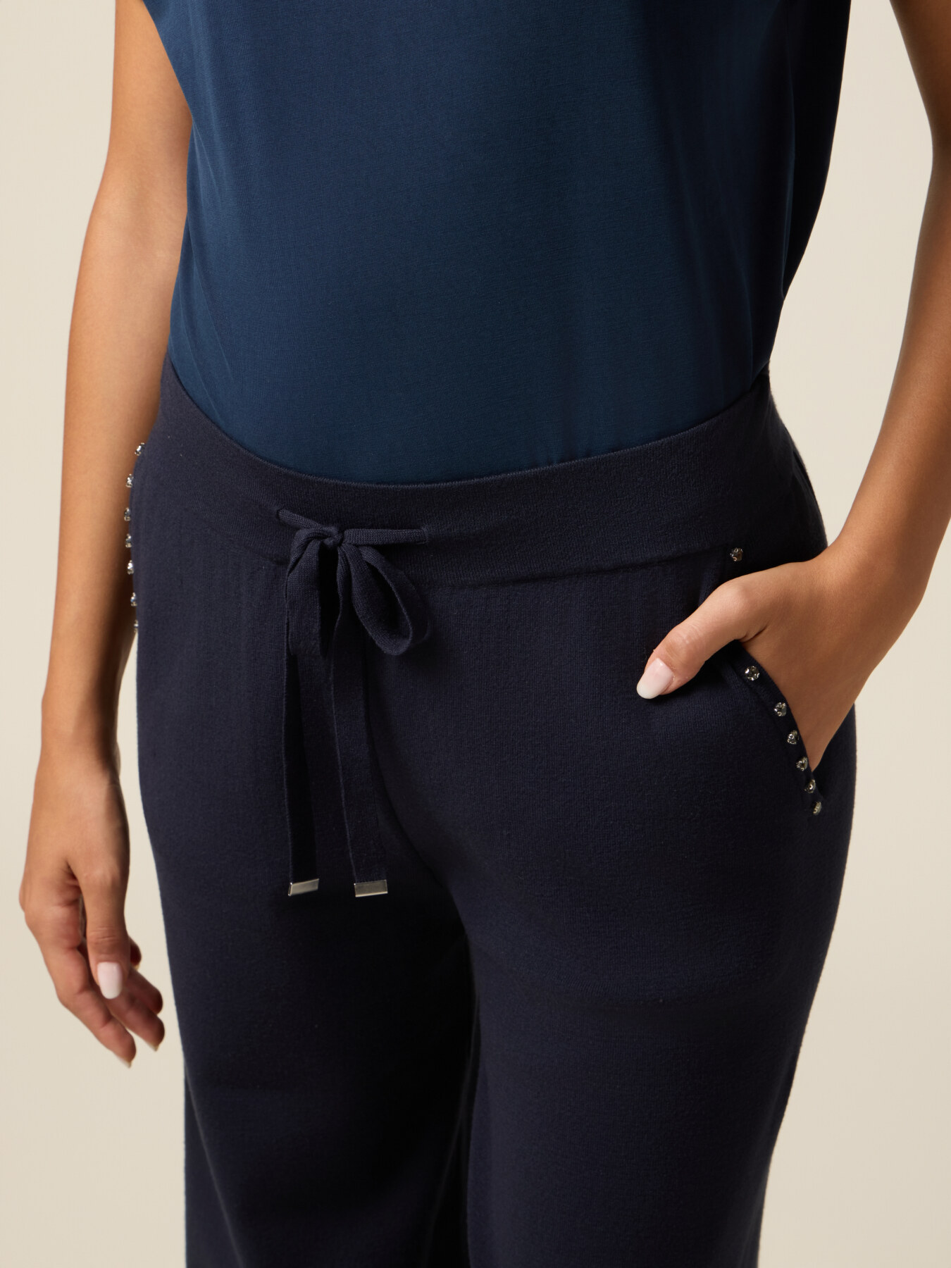 Pantaloni in maglia con castoni image number 2