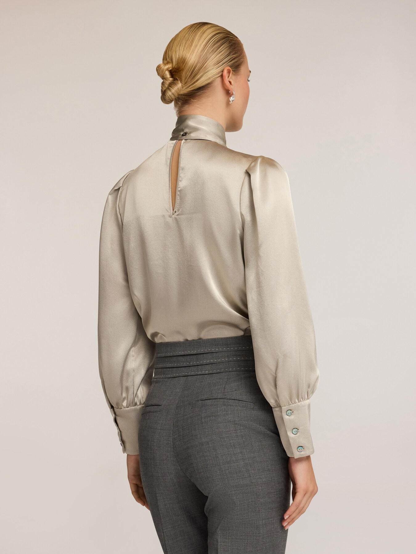 Bodybluse aus Satin mit Schleife am Hals image number 1