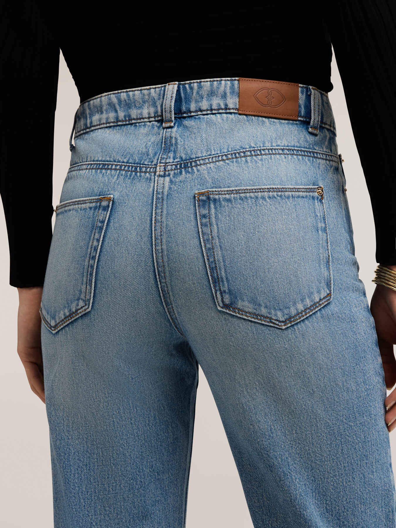 Boyfriend jeans with turn-up image number 3