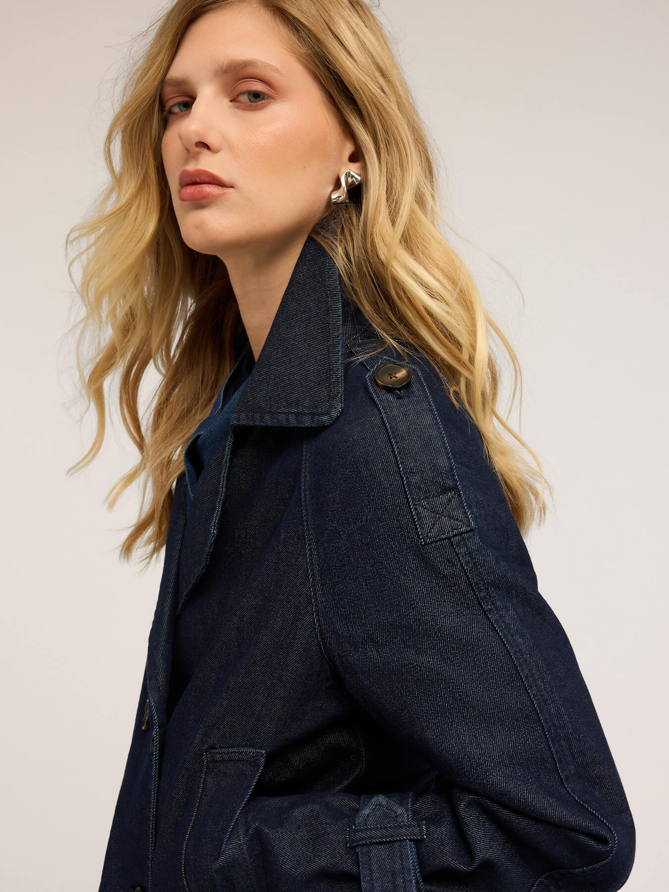 Short double-breasted denim trench coat image number 2