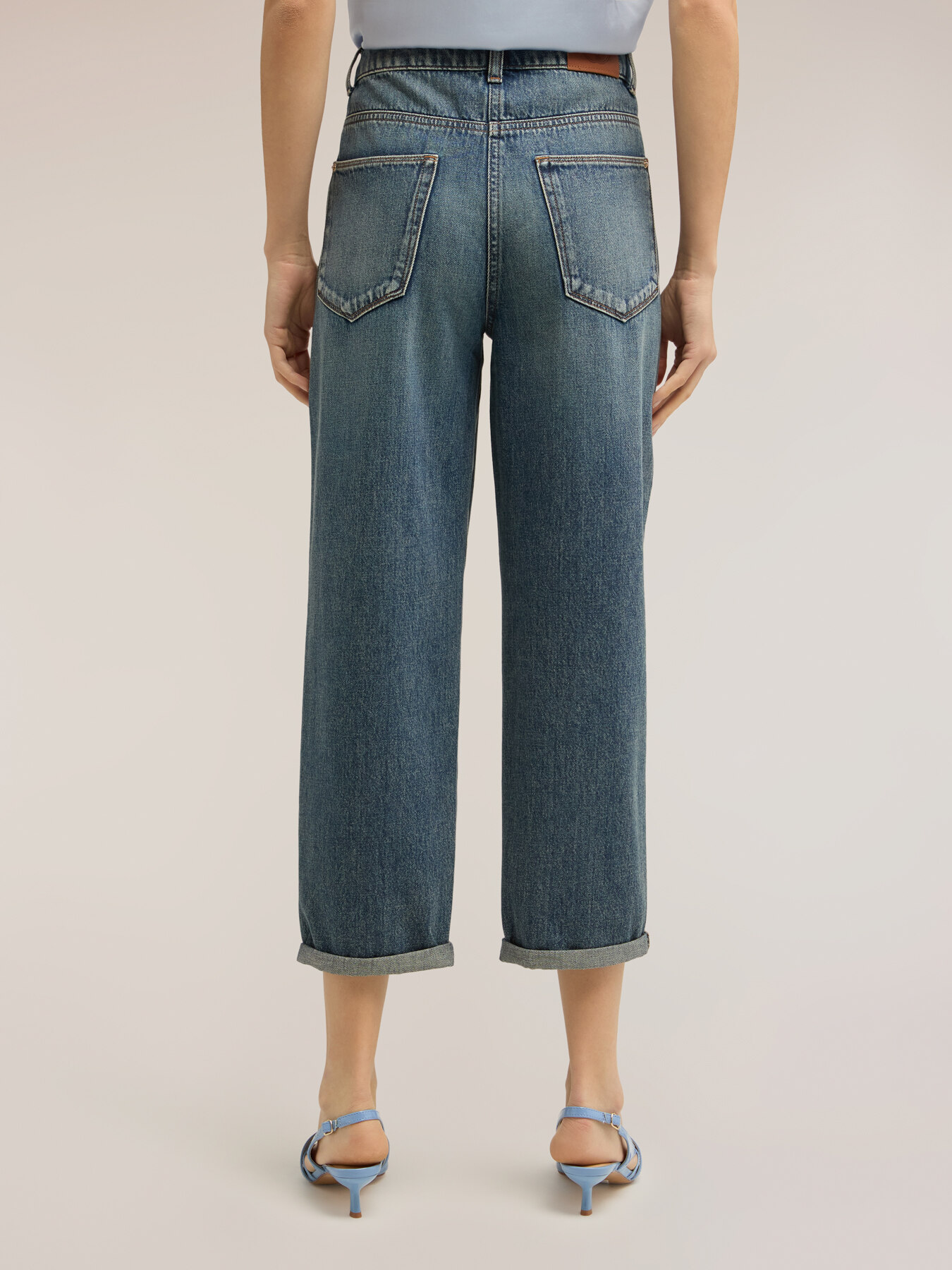 Boyfriend jeans with turn-up image number 1