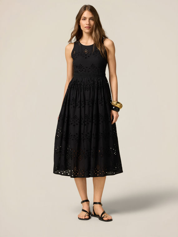 Rochie evazată din dantelă brodată