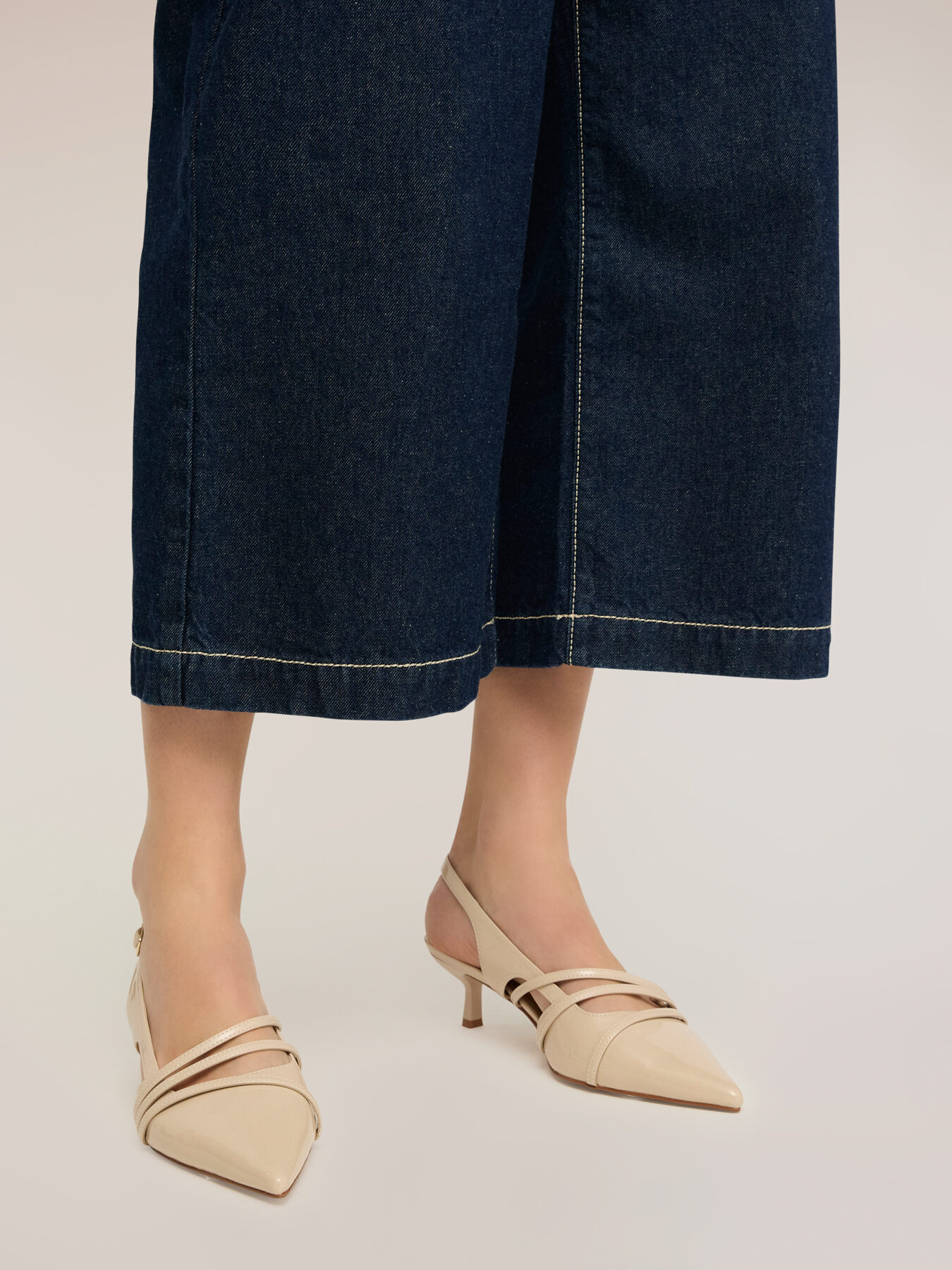 Slingback pumps with straps and kitten heel image number 0