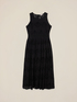 Ausgestelltes Kleid aus Lochstickerei image number 4