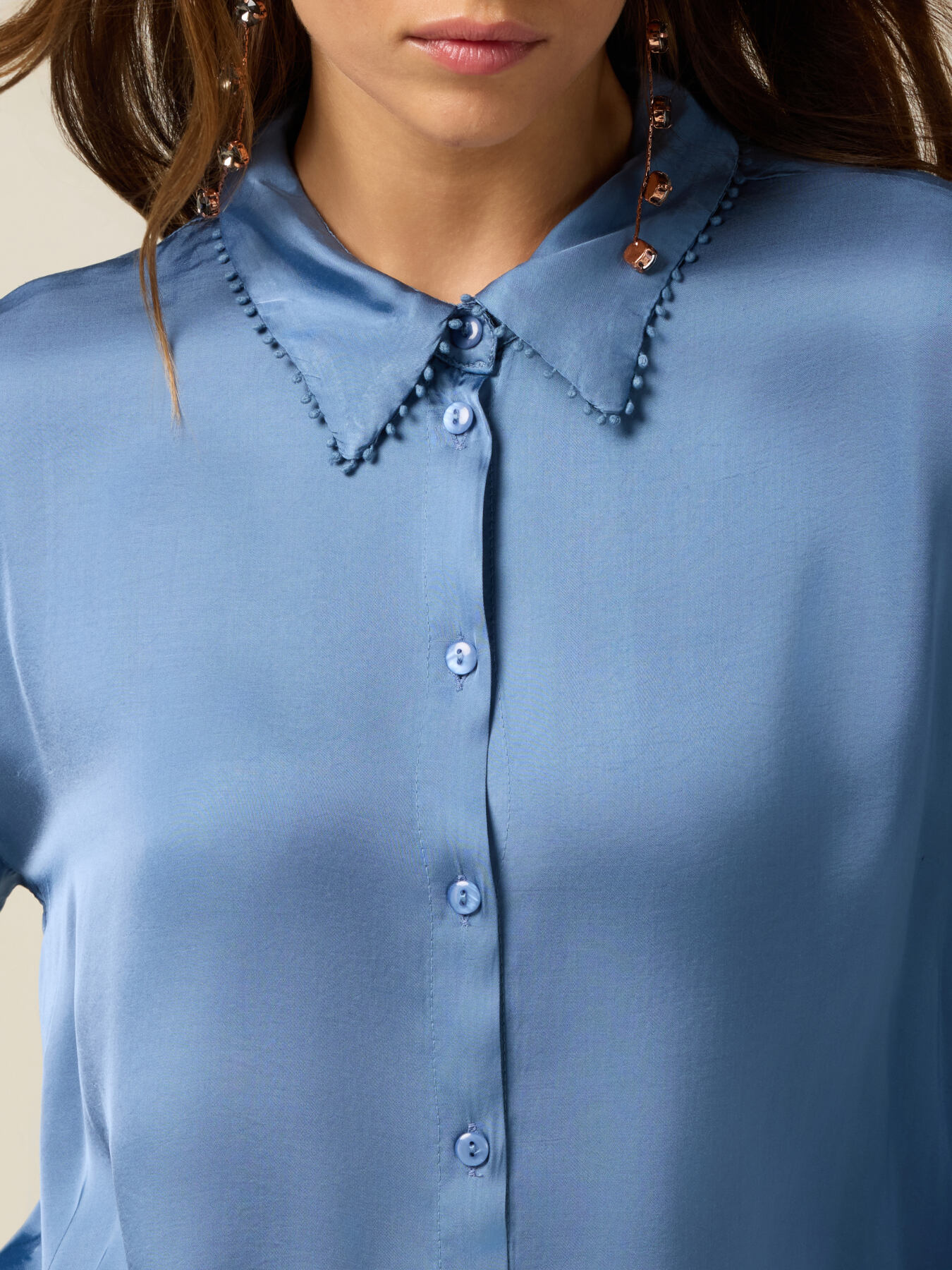 Camisa de raso con perfiles decorados image number 2