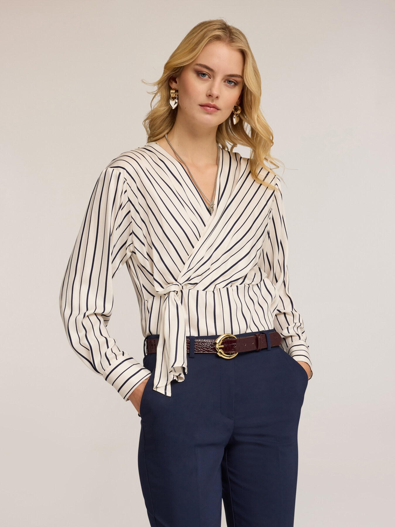 Blusa a righe con motivo a nodo image number 2