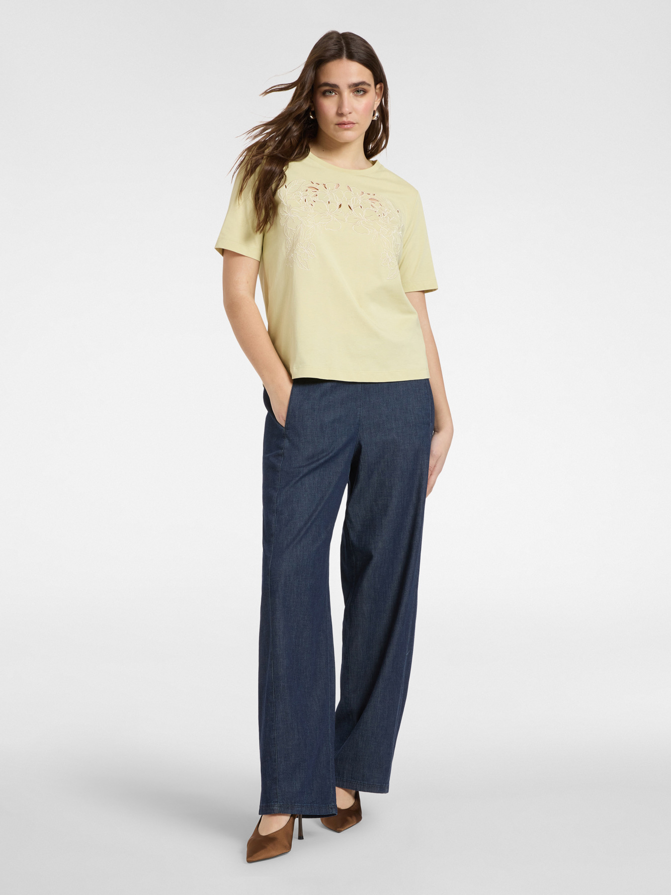 T-shirt com bordado floral image number 2