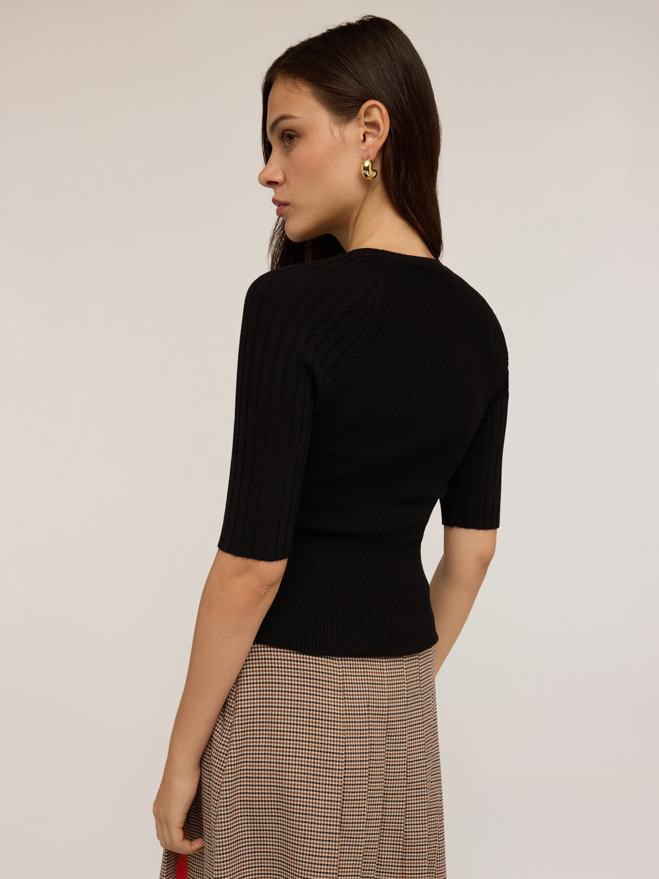 Short-sleeved ribbed knit top image number 1