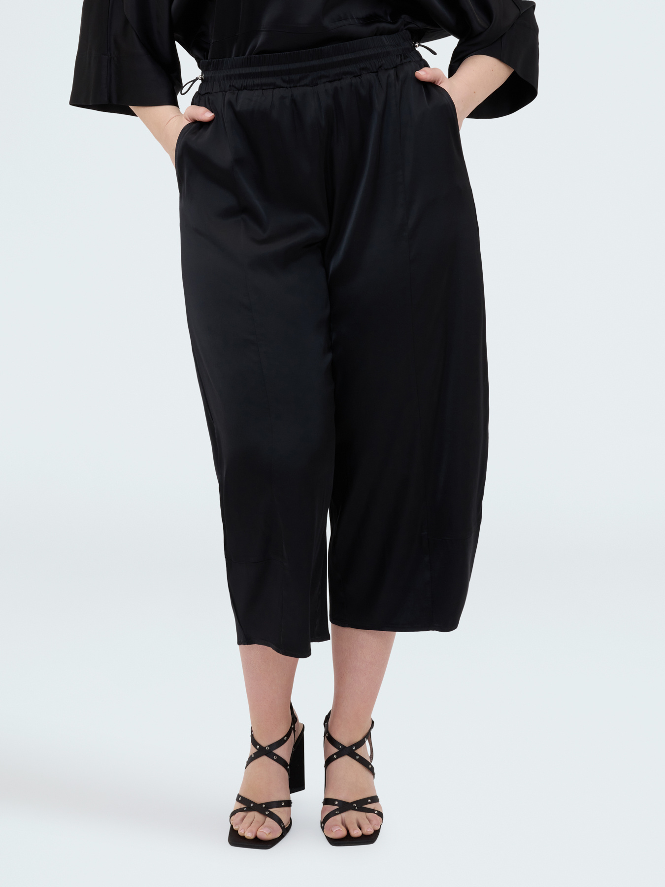 Pantalones Balloon en raso stretch image number 0