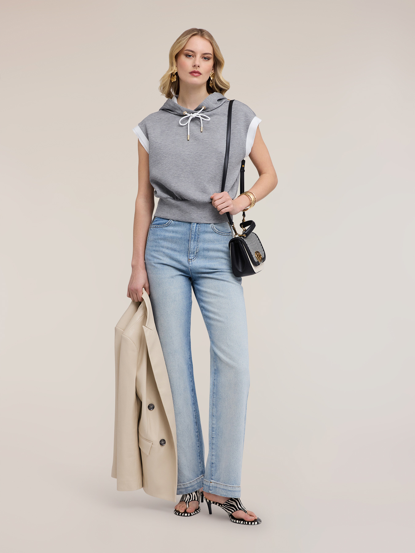 Short-sleeved hoodie with zip closure image number 2