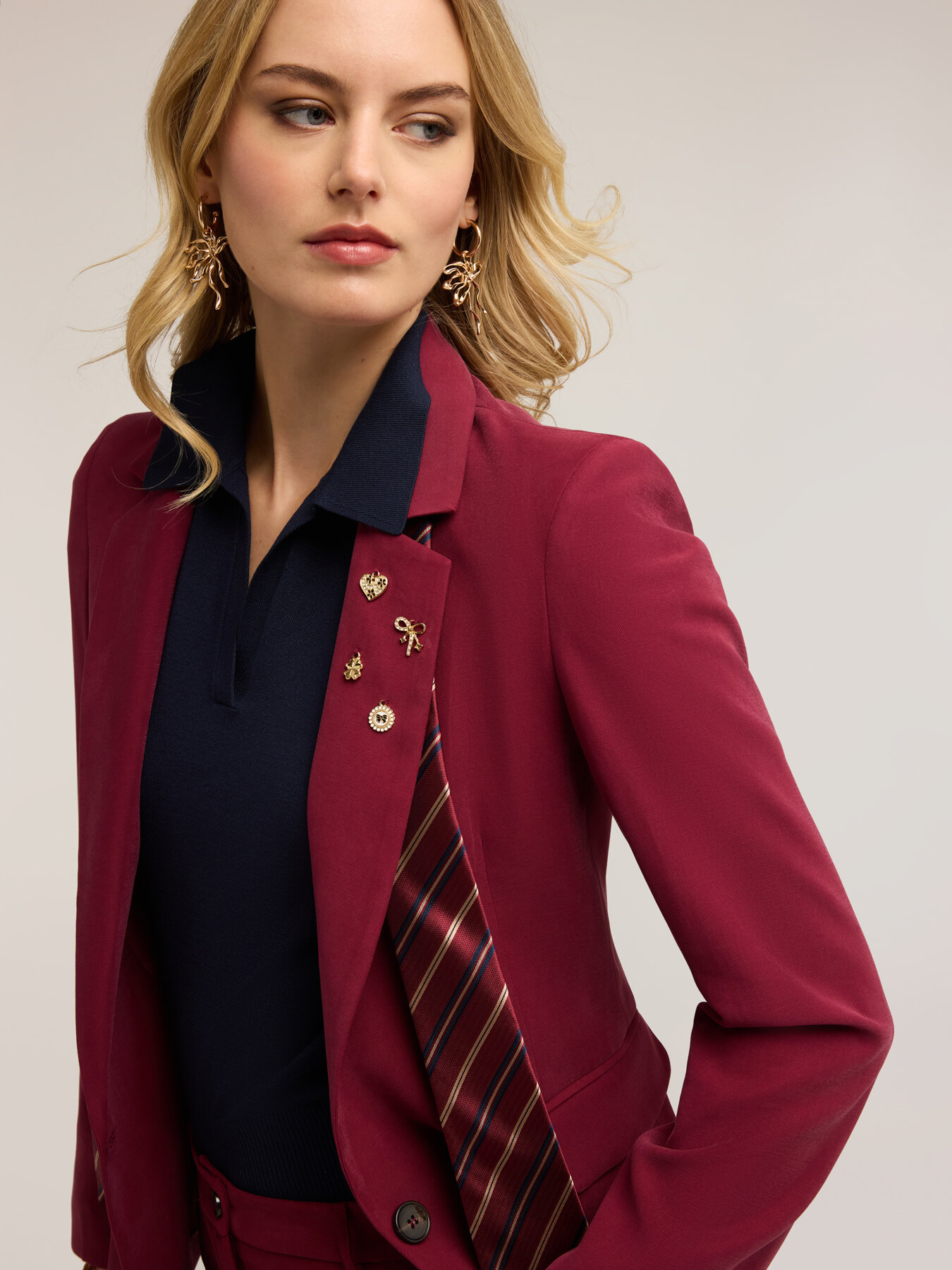 Veste avec applications et cravate image number 2