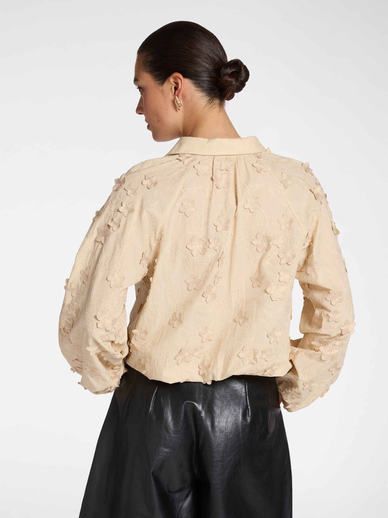 Blusa in voile di cotone con ricami image number 1