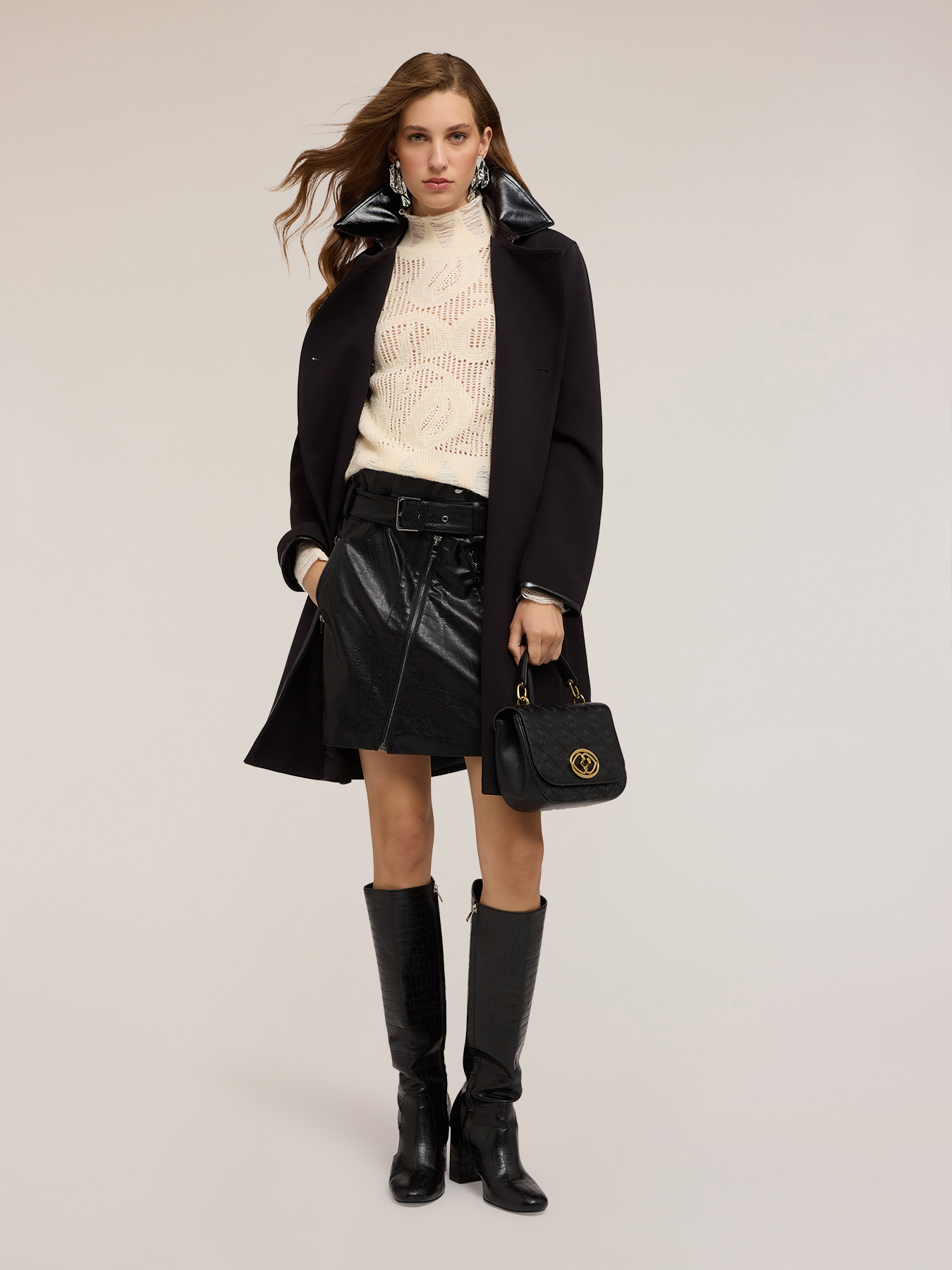 Manteau en polyester-viscose avec inserts en cuir verni image number 0