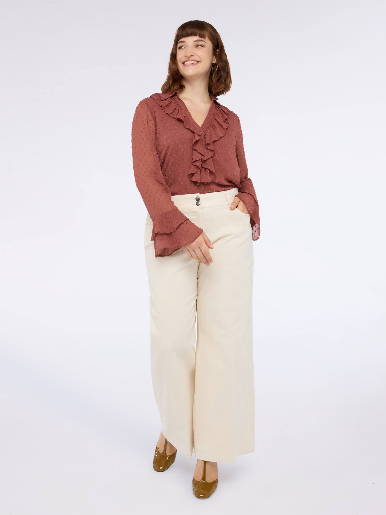 Blusa en tejido plumetis con volantes image number 3