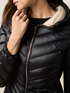 Mittellange Daunenjacke mit Kapuze und Gürtel image number 2