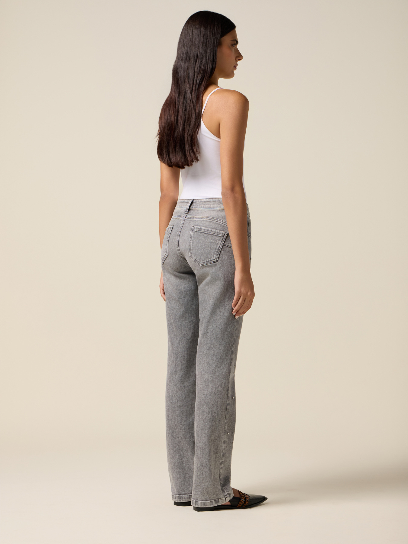 Jeans regular con castoni image number 1