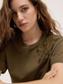 T-Shirt mit gesticktem Patch image number 3