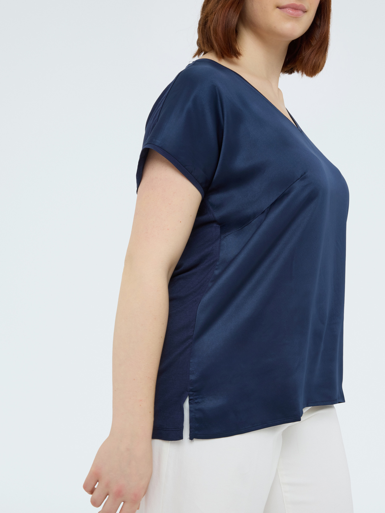 Two-material V-neck T-shirt image number 3