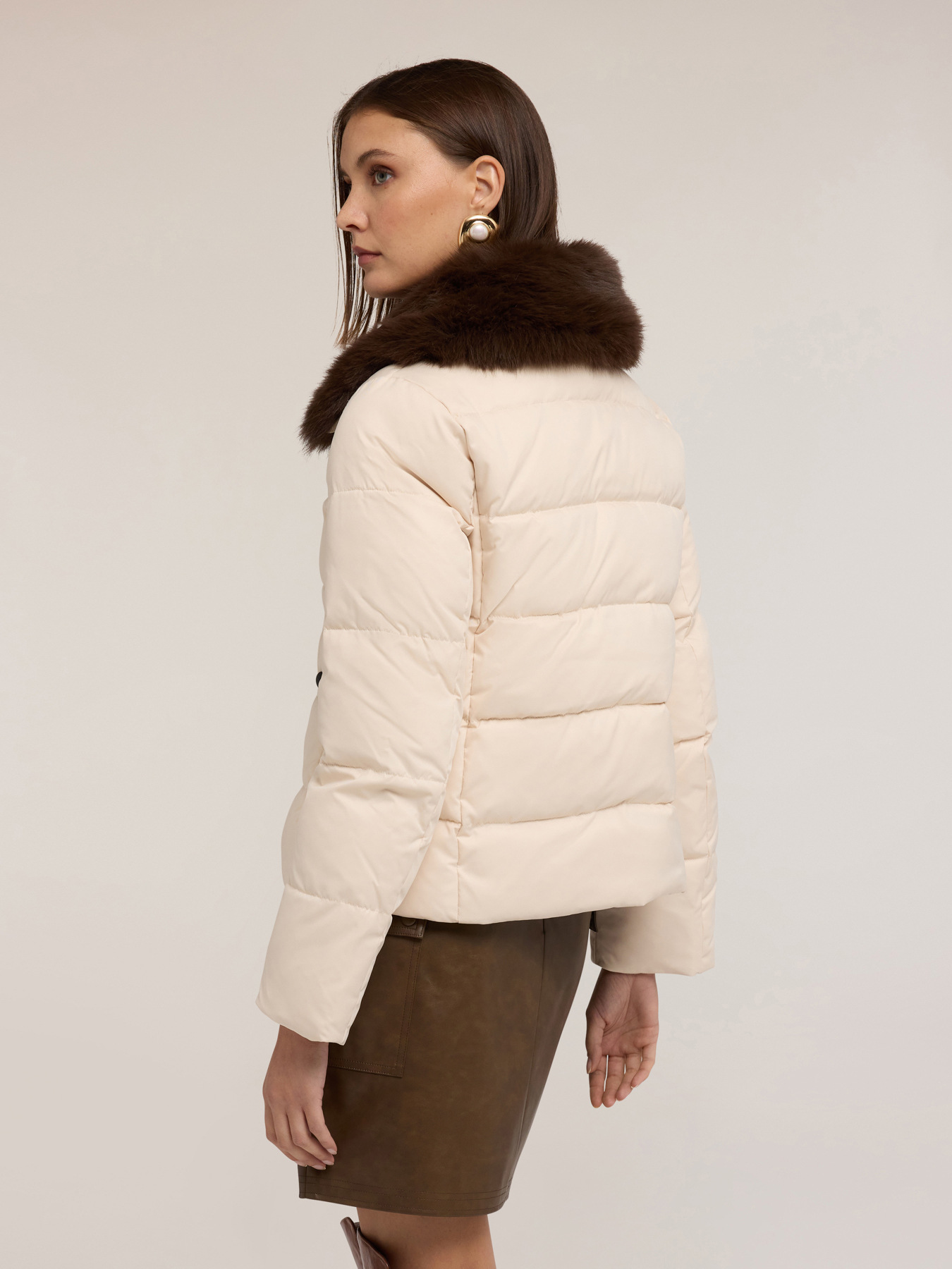 Heavy short down jacket with high collar image number 1