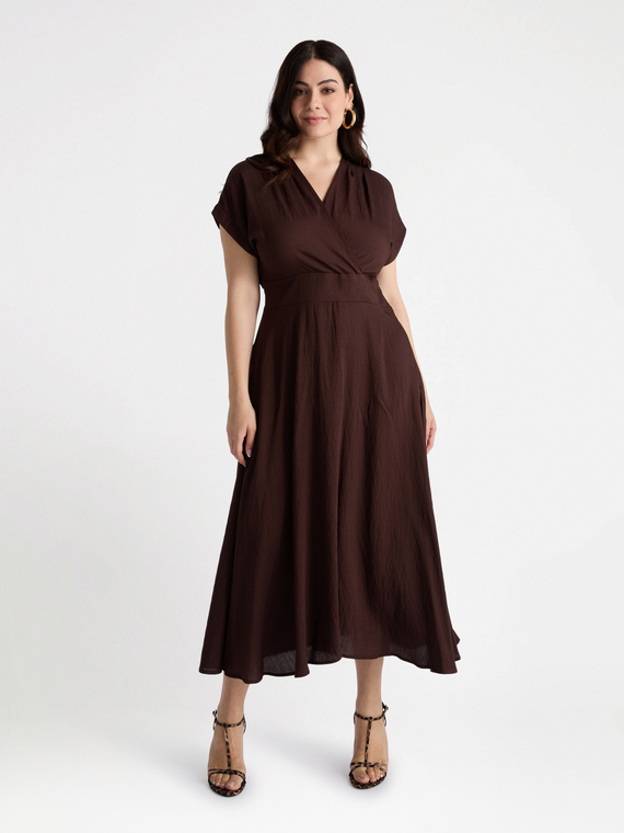 Robe croisée sur le devant