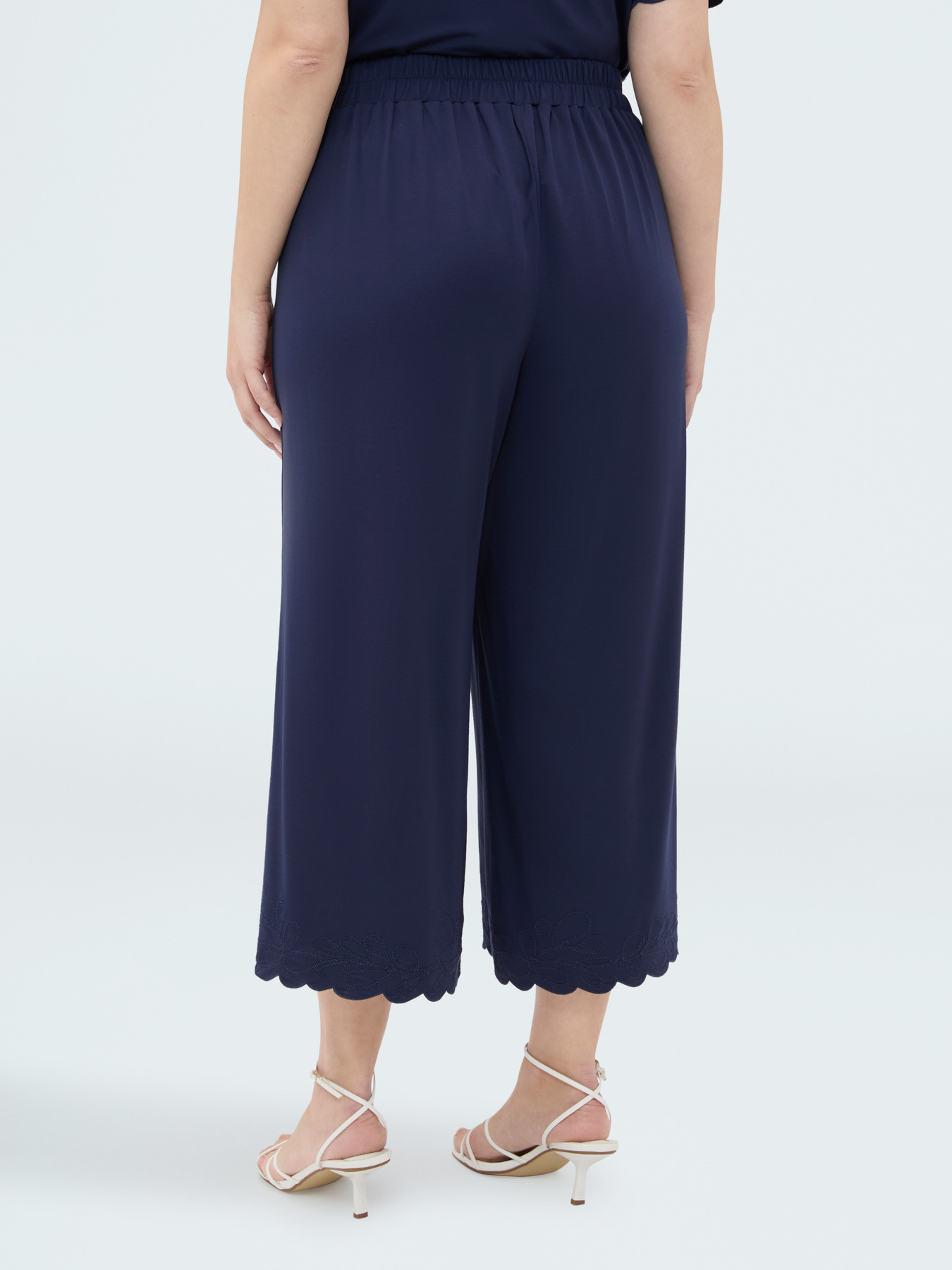 Cropped-Hose mit besticktem Saum image number 1