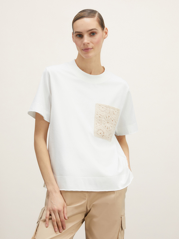 T-Shirt mit gehäkelten Tasche