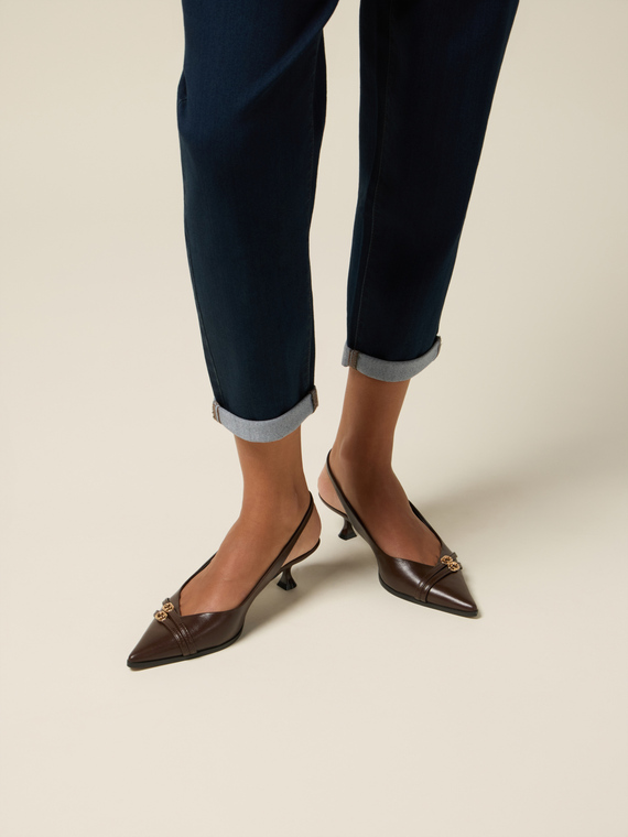 Décolleté slingback con punta decorata