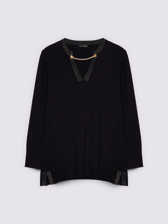 Maglia con catenella sullo scollo a V