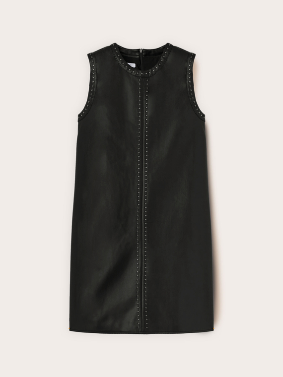 Vestido tubo con tachuelas decorativas