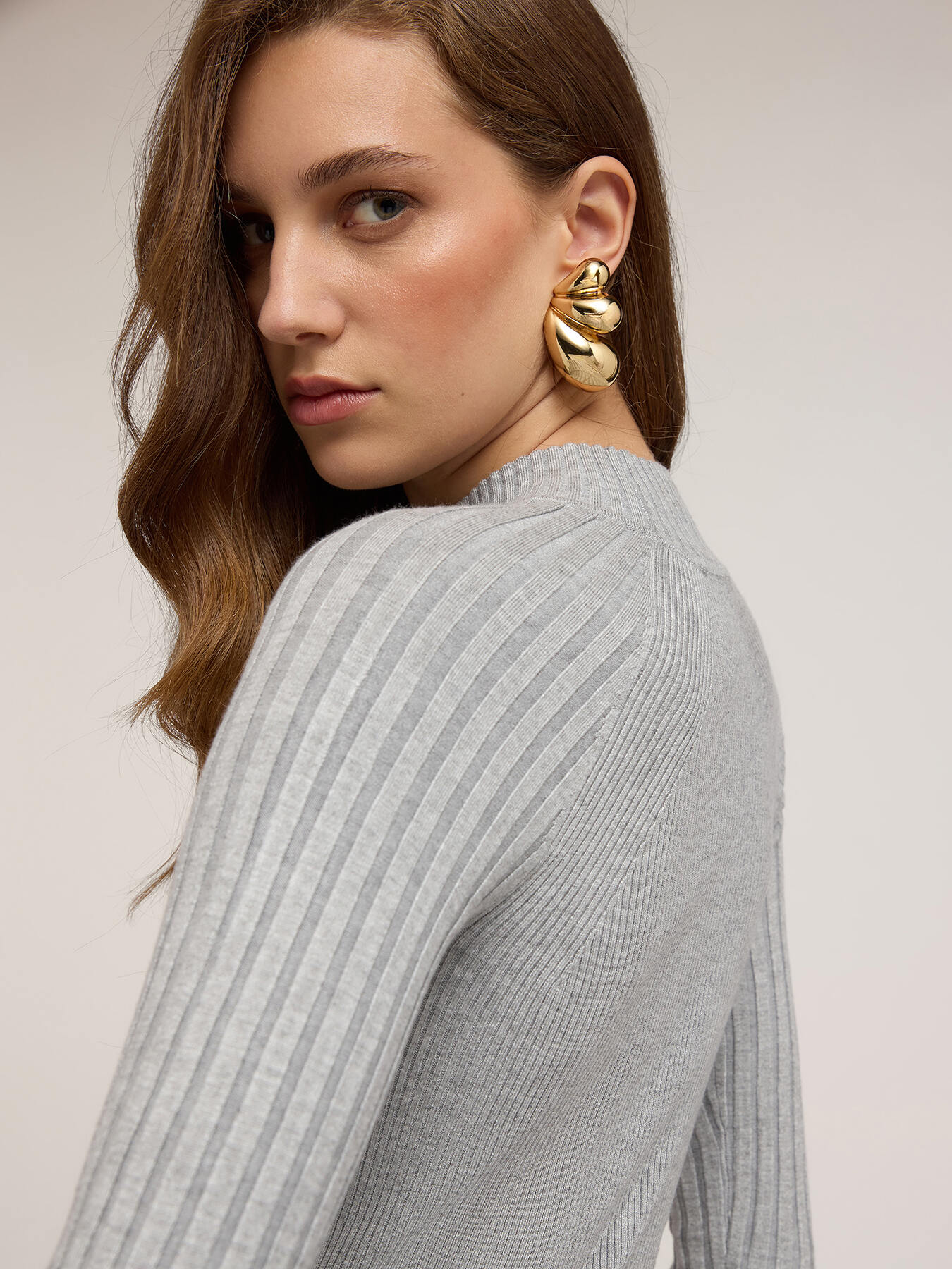 Fitted ribbed turtleneck sweater image number 3