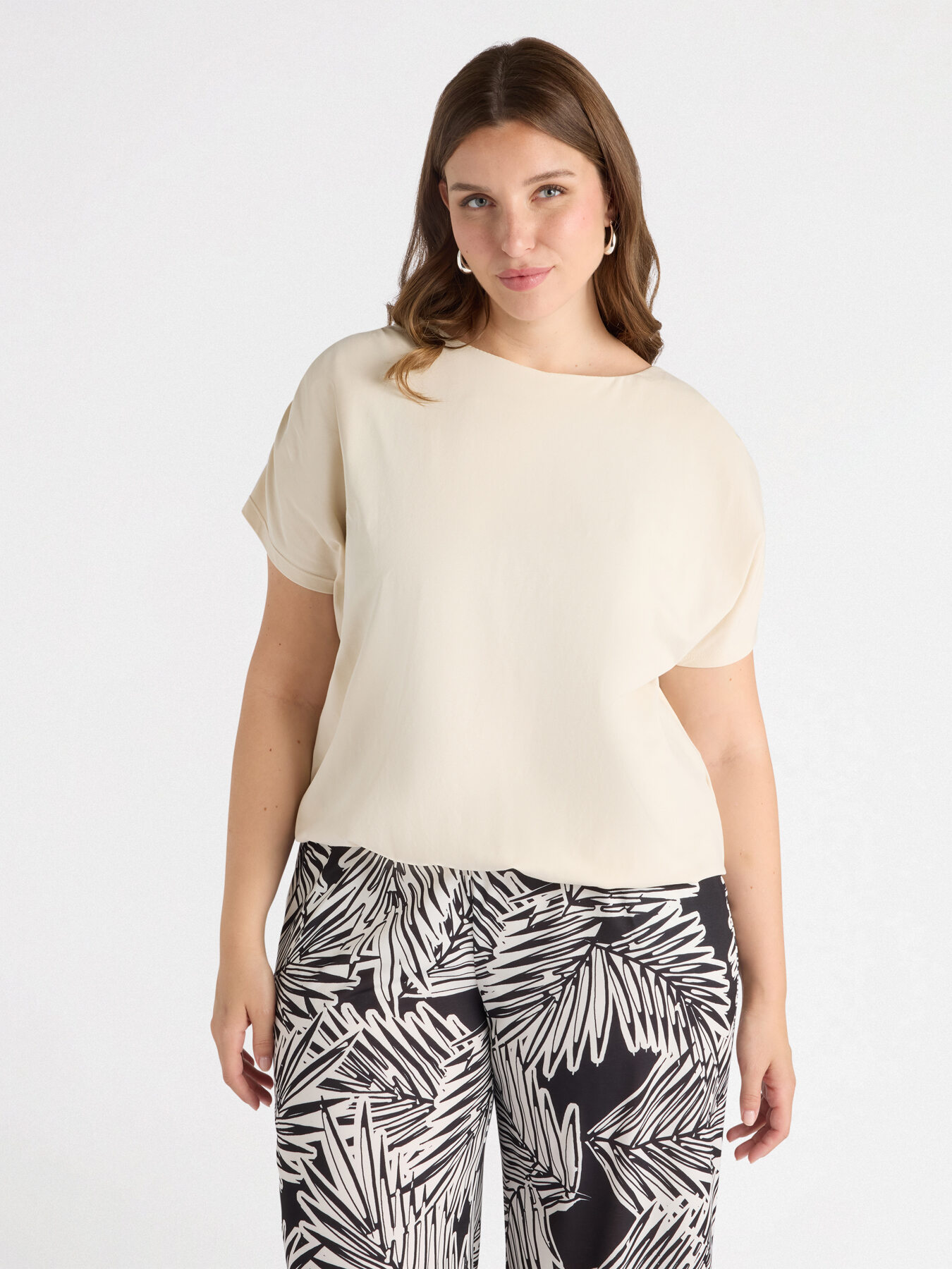 Boxy T-shirt with elastic at the bottom image number 0