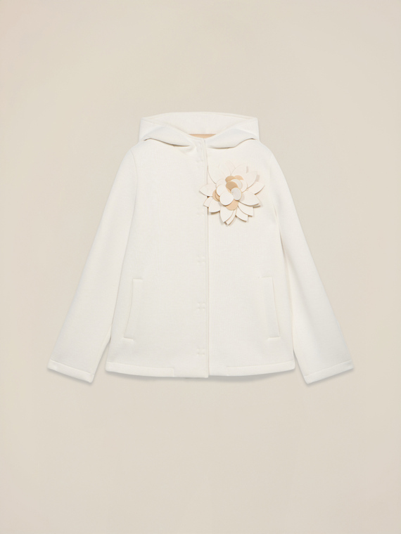 Cappotto corto in tessuto scuba con spilla