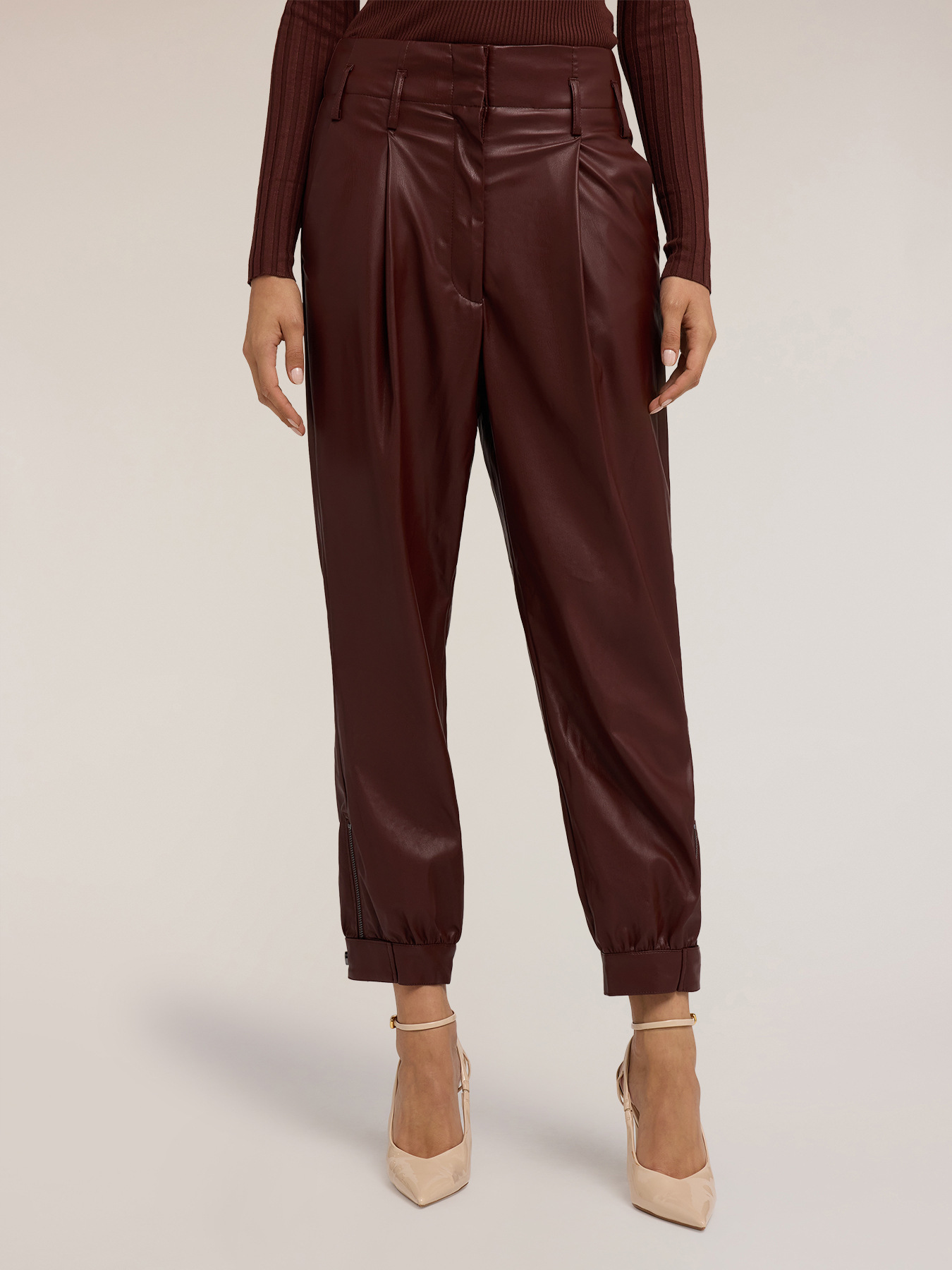 Pantaloni con pinces in tessuto spalmato image number 0