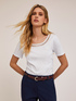 Camiseta con escote bordado image number 2